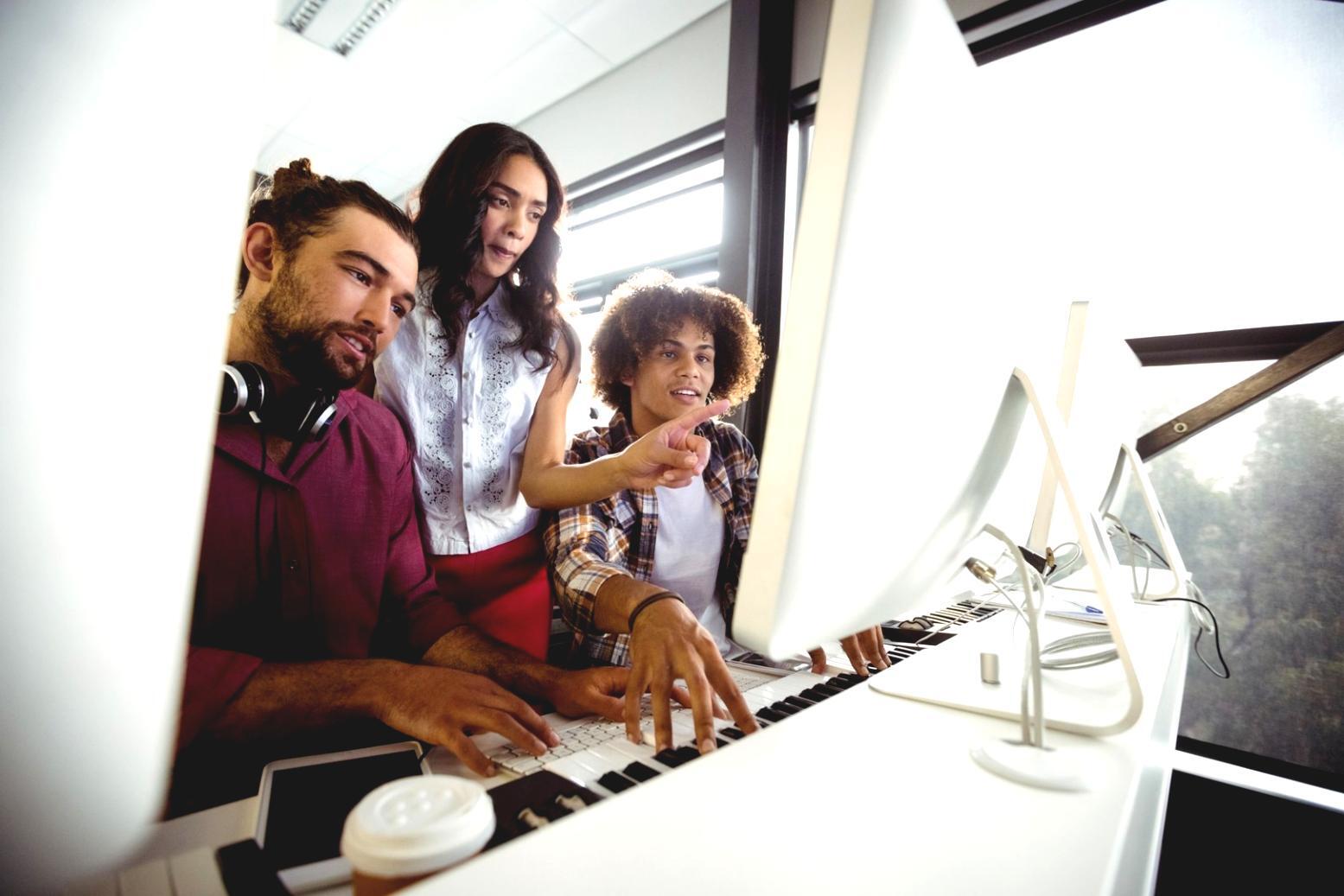 Анализ финансовых графиков и диаграмм на экране компьютера